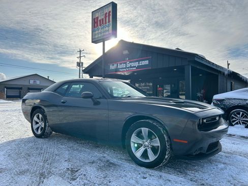 Used 2021 Dodge Challenger SXT image 1