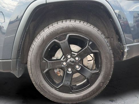 Used 2018 Jeep Grand Cherokee Laredo AWD/4WD image 30