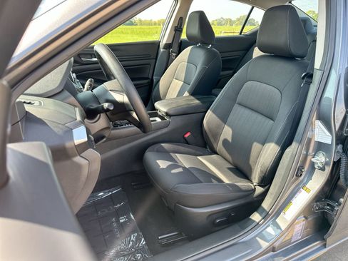 Used 2024 Nissan Altima 2.5 SV image 11