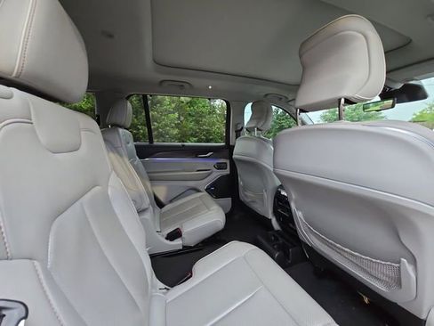 Used 2022 Jeep Grand Cherokee L Overland w/ Luxury Tech Group IV RWD image 27