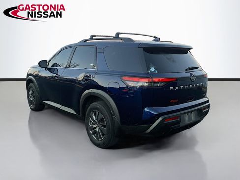 Used 2024 Nissan Pathfinder SV image 6