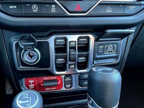 Used 2025 Jeep Wrangler Unlimited Rubicon AWD/4WD image 26