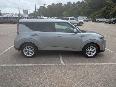 Used 2025 Kia Soul LX w/ LX Technology Package FWD image 5
