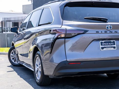Used 2023 Toyota Sienna XLE FWD image 11