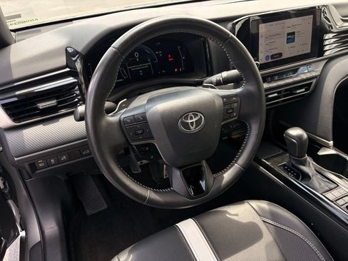 Used 2025 Toyota Camry SE FWD image 9