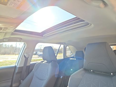 Used 2025 Toyota RAV4 XLE image 27