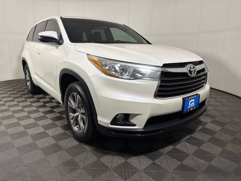 Used 2015 Toyota Highlander Plus FWD image 2