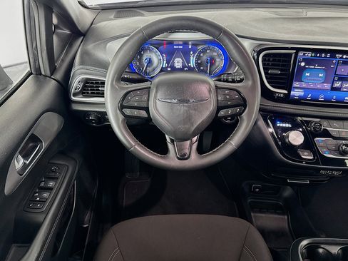 Used 2023 Chrysler Pacifica Touring FWD image 16