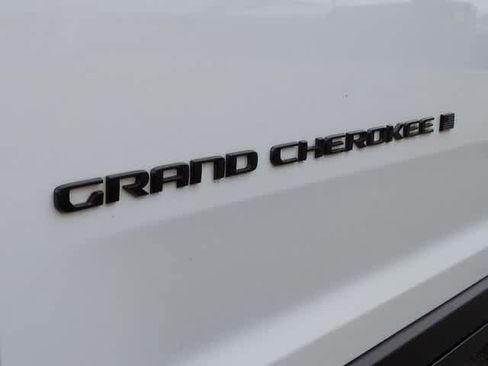 Used 2025 Jeep Grand Cherokee Altitude image 13