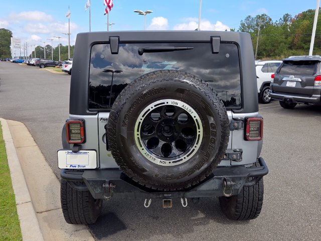 Used 2015 Jeep Wrangler Unlimited Rubicon w/ Connectivity Group AWD/4WD image 12