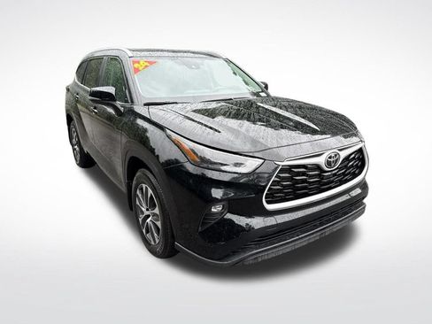 Used 2024 Toyota Highlander XLE FWD image 3