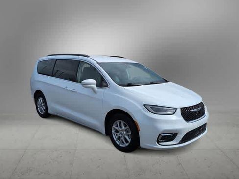 Used 2022 Chrysler Pacifica Touring-L FWD image 2