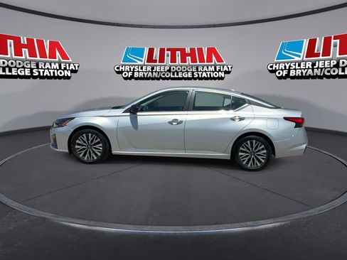 Used 2025 Nissan Altima 2.5 SV FWD image 5