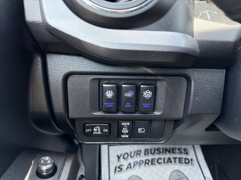 Used 2018 Toyota Tacoma TRD Sport AWD/4WD image 33