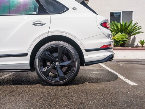 Used 2025 Bentley Bentayga Extended Wheelbase image 38
