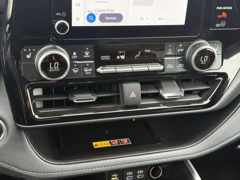 Used 2025 Toyota Highlander XSE AWD/4WD image 18