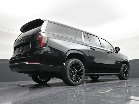 Used 2025 Chevrolet Suburban LT RWD image 24