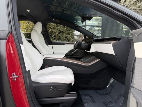 Used 2022 Tesla Model X image 34