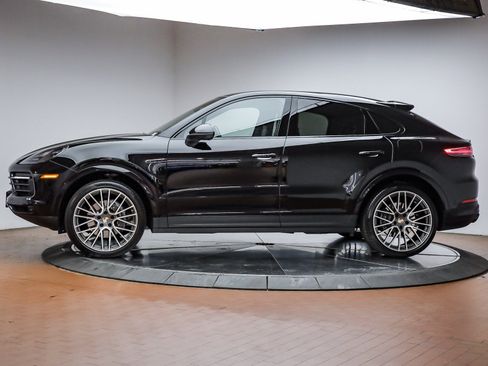 Used 2023 Porsche Cayenne Platinum Edition image 2