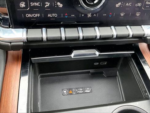 Used 2025 GMC Yukon XL Denali AWD/4WD image 36