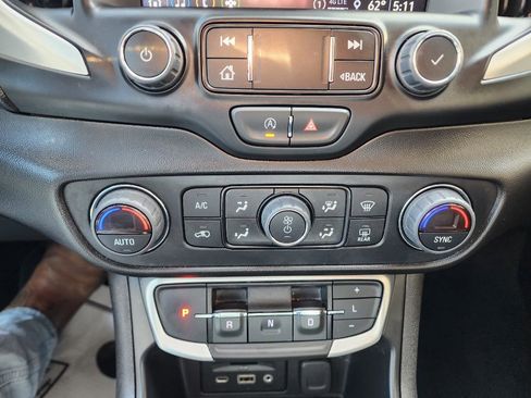 Used 2024 GMC Terrain SLT image 18