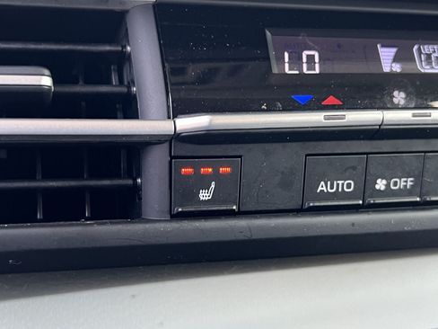 Used 2025 Toyota Sienna XLE FWD image 18