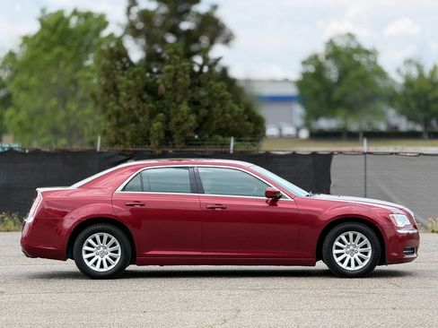 Used 2014 Chrysler 300 RWD image 7