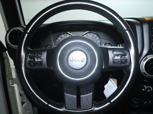 Used 2017 Jeep Wrangler Rubicon w/ Connectivity Group AWD/4WD image 16