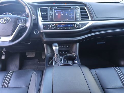 Used 2018 Toyota Highlander SE image 25