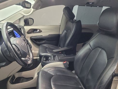 Used 2017 Chrysler Pacifica Touring-L FWD image 17