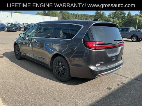 Used 2023 Chrysler Pacifica Touring-L FWD image 5