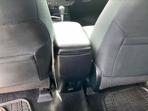 Used 2018 Toyota RAV4 LE FWD image 33