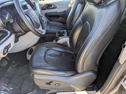 Used 2020 Chrysler Voyager Lxi image 15