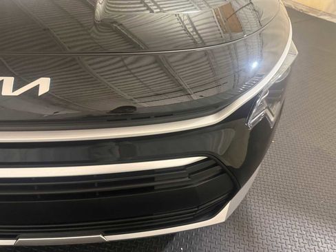 Used 2025 Kia Niro LX image 4