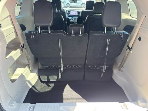 Used 2024 Chrysler Pacifica Touring-L FWD image 32