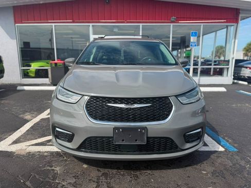 Used 2022 Chrysler Pacifica Touring-L FWD image 2