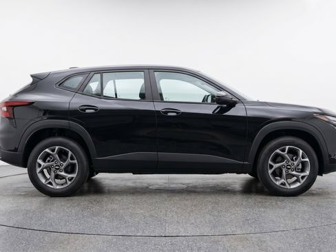 Used 2025 Chevrolet Trax LT w/ LT Convenience Package FWD image 8