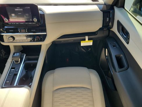 New 2025 Nissan Pathfinder SV image 18
