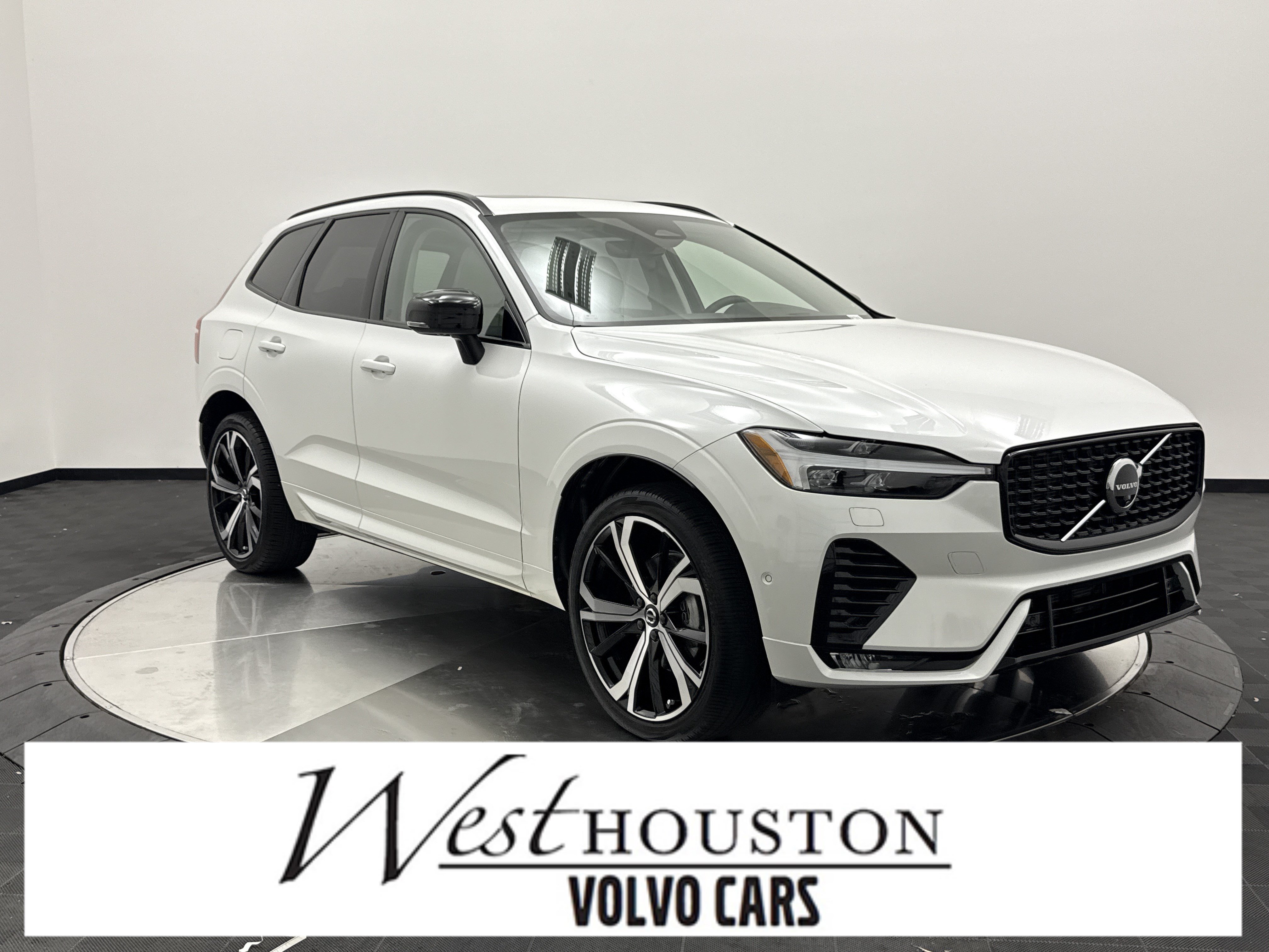 Used 2024 Volvo XC60 B5 Ultimate w/ Protection Package Premier AWD/4WD image 1