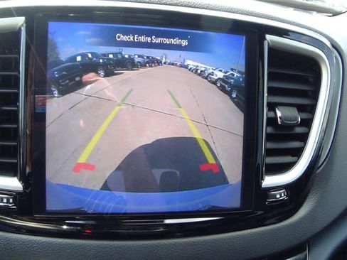 Certified 2025 Chrysler Pacifica Select FWD image 27