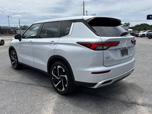Used 2023 Mitsubishi Outlander SE AWD/4WD image 3