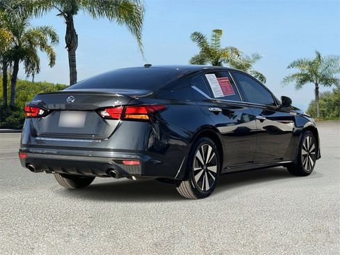 Certified 2022 Nissan Altima 2.5 SV w/ SV Premium Package image 4