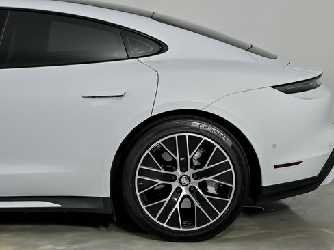 Used 2020 Porsche Taycan Turbo image 9