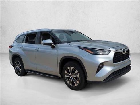 Used 2023 Toyota Highlander XLE FWD image 3