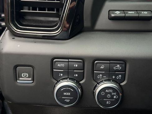 Used 2024 GMC Sierra 1500 AT4 w/ Technology Package AWD/4WD image 23