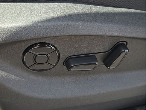 New 2026 Volkswagen Tiguan SE FWD image 18