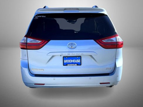 Used 2017 Toyota Sienna XLE image 6