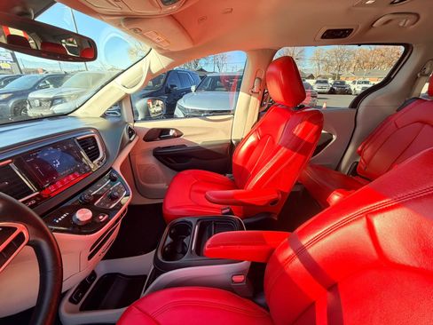 Used 2019 Chrysler Pacifica Touring Plus w/ Tire & Wheel Group image 12