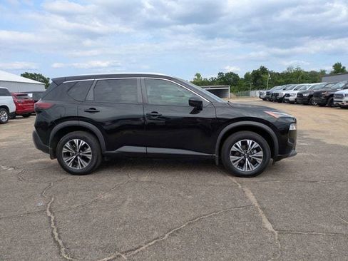 Used 2022 Nissan Rogue SV w/ SV Premium Package FWD image 3
