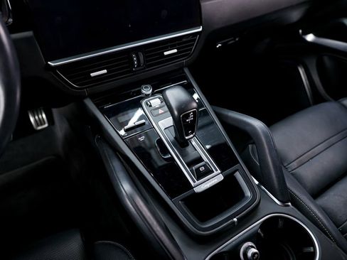 Used 2020 Porsche Cayenne Turbo S image 19